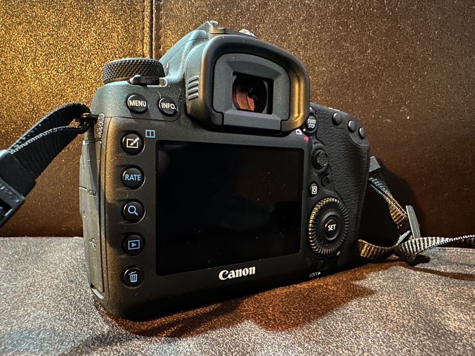 Vând pachet Canon 5D Mark IV+Lentila Canon EF 24-70mm f/2.8 L II USM