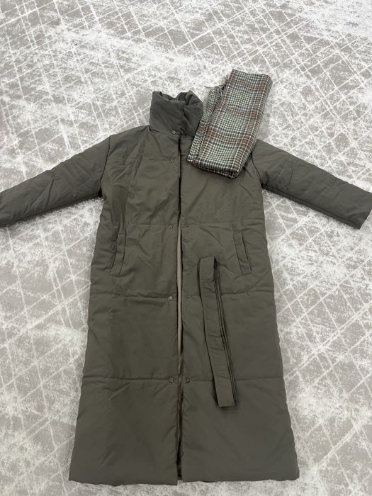 Длинный пуховик цвета хаки