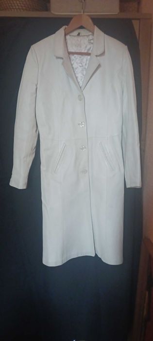 Бяло кожено манто