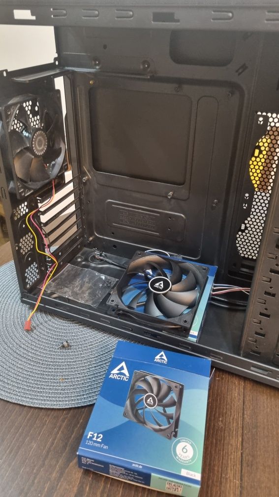 Cooler Master Mid tower кутия за компютър