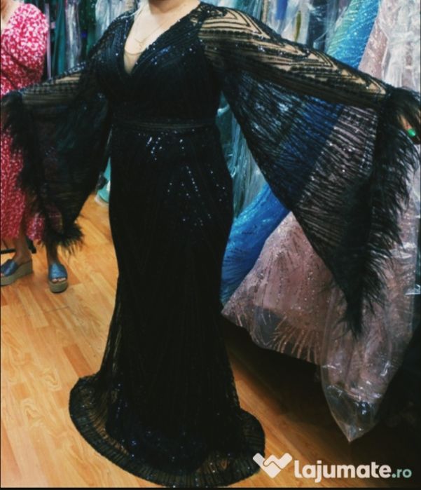 Rochie neagră din mărgele cu fulgi la mâneci.