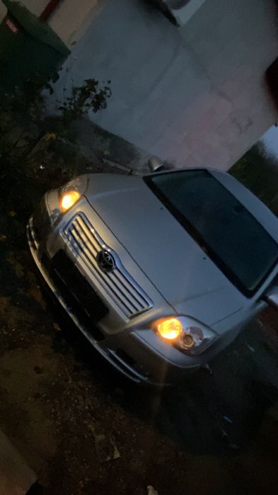 Vand toyota avensis ori dezmembrez ori intreaga