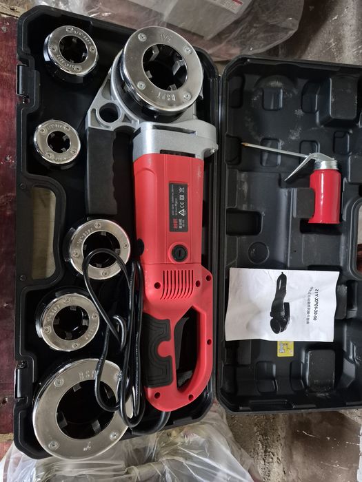 Электрический клуп или резьбонарезной ручной инструмент