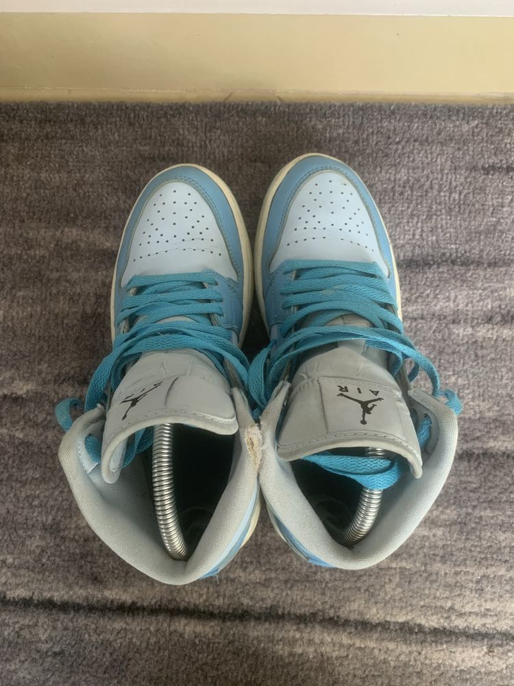 Air Jordan 1 Mid SE Ice Blue