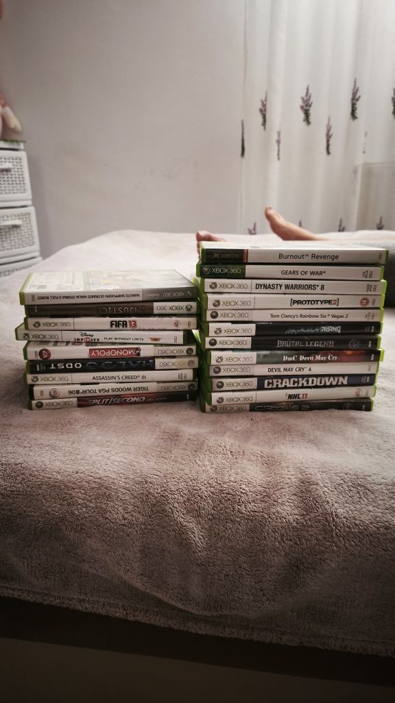 Xbox 360 + 2 controllere +20 de jocuri