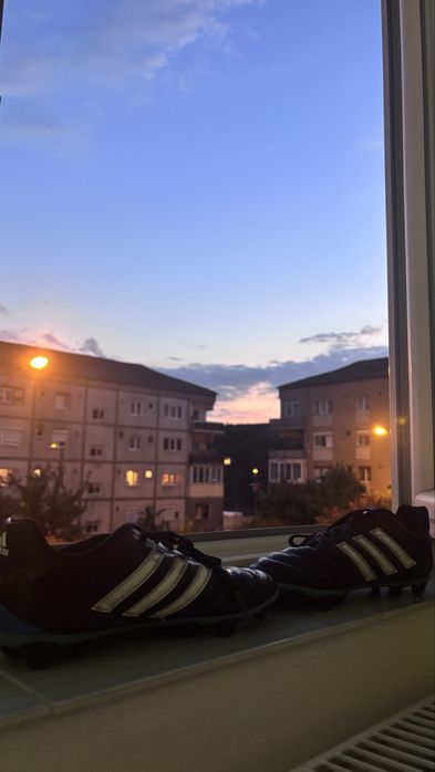 Ghete de fotbal adidas pentru copii