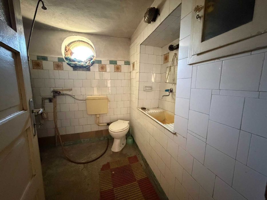 Двуетажна тухлена къща с голям двор, гараж и кладенец в с. Поликраище