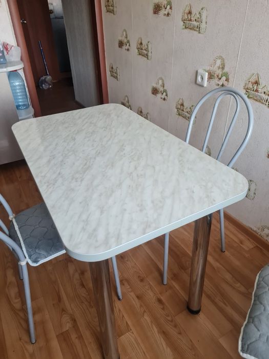 Продам кухонный стол и стулья