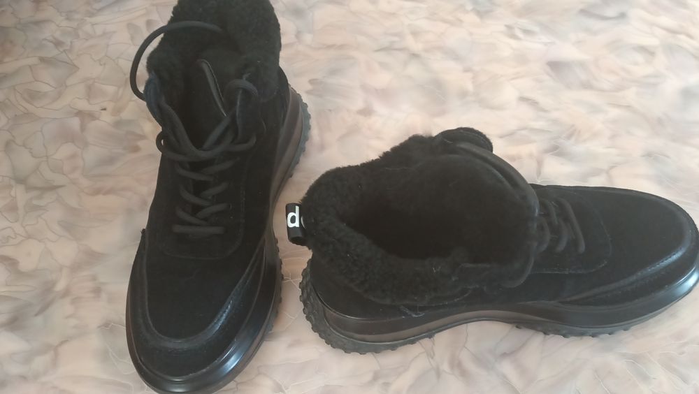 Продам зимние кроссовки и сланцы