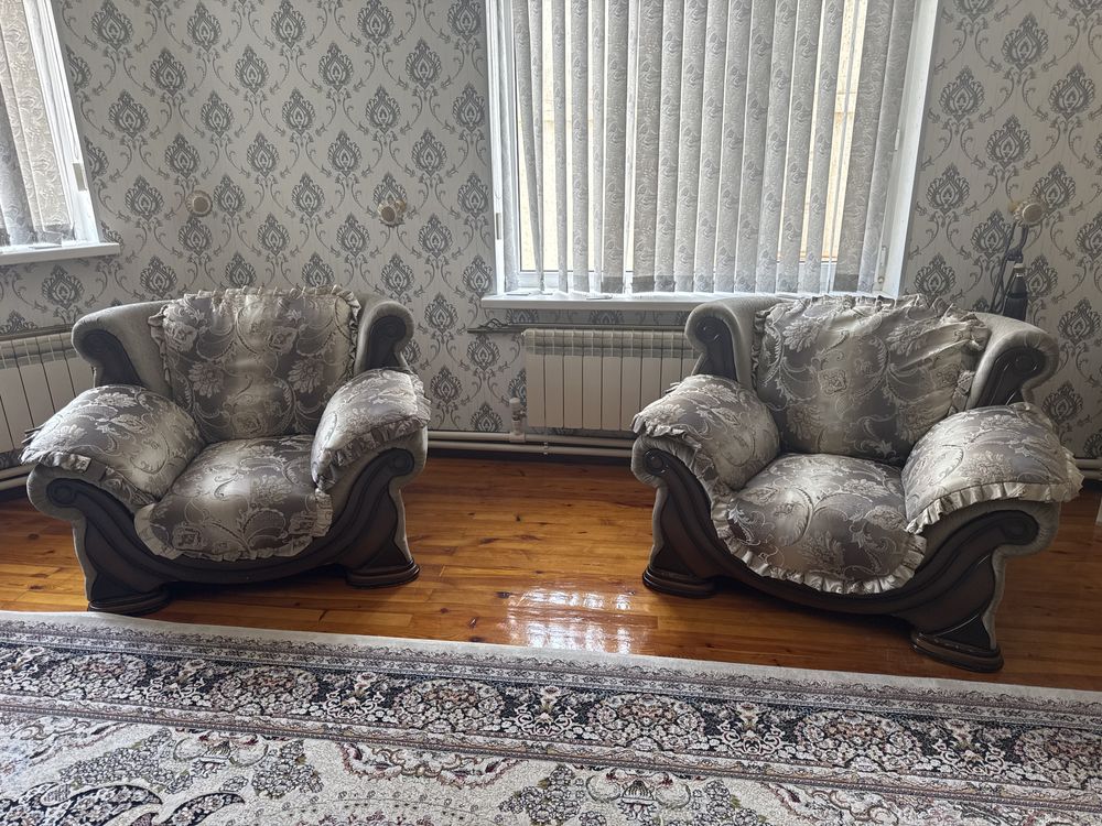 Уголок отдыха . Диван и 2 кресла .