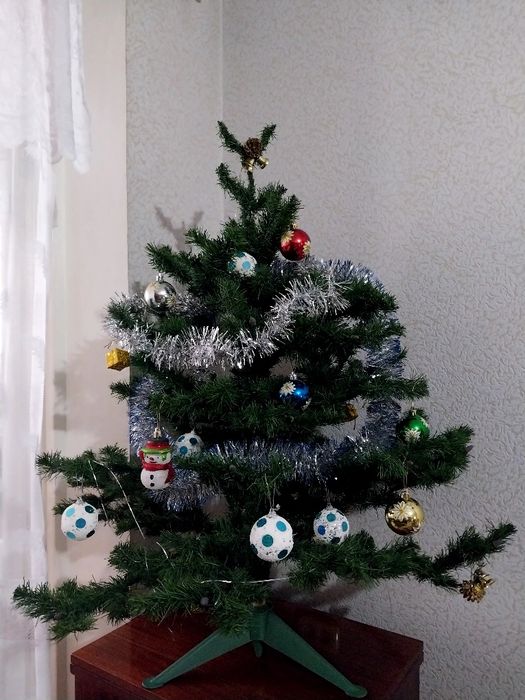 Продаётся ёлка, с игрушками б/у