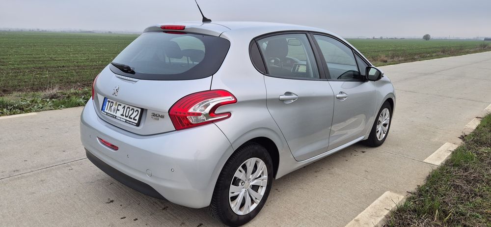 Vând Peugeot 208