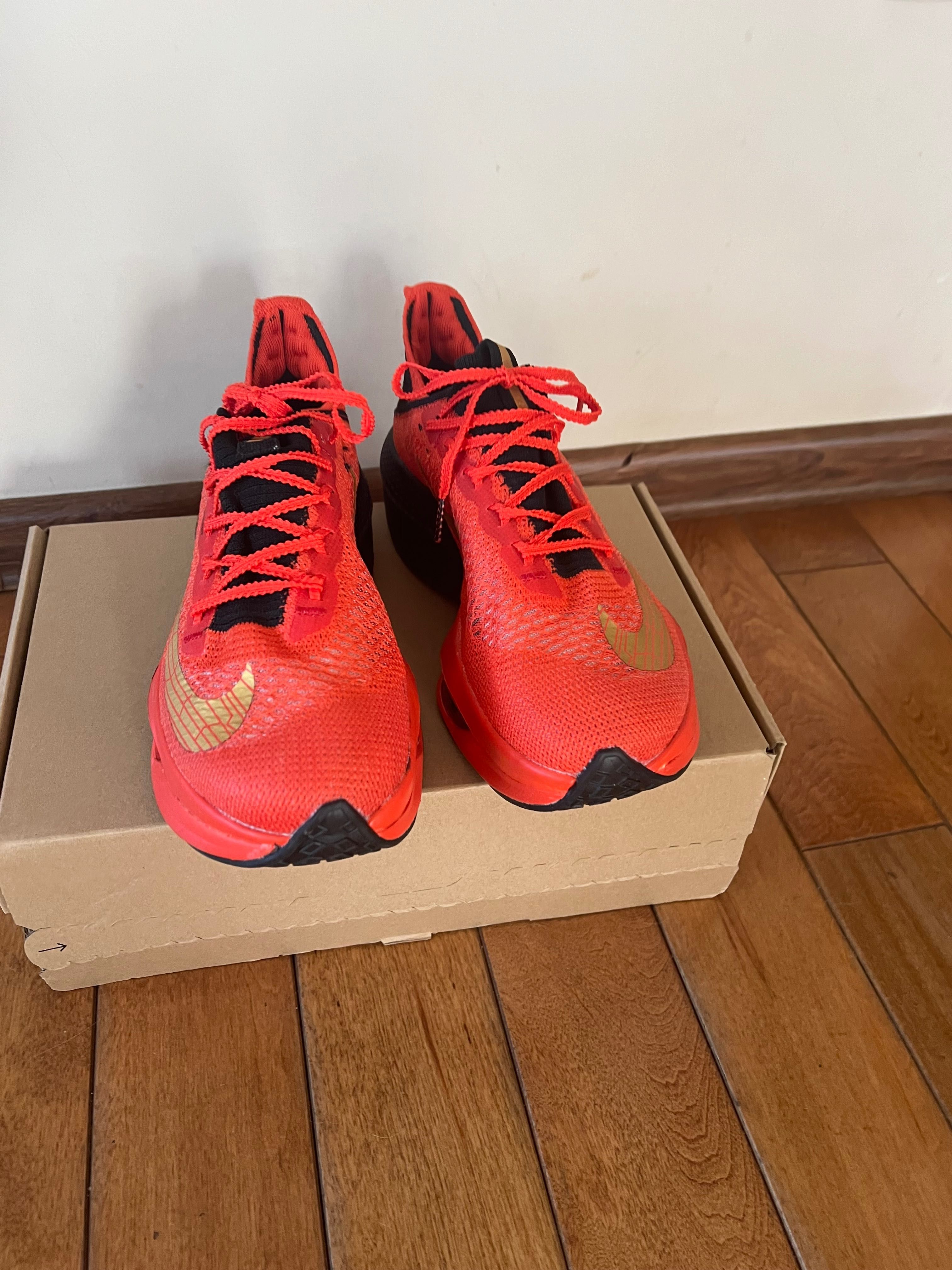 маратонки оранжеви на Nike