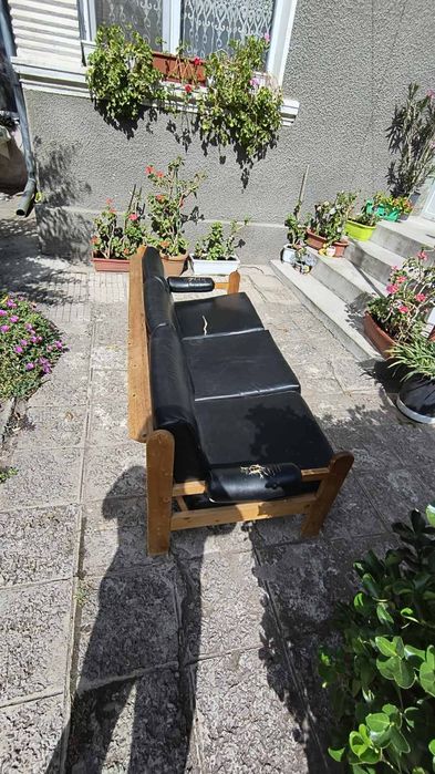 Продавам диван от дърво и един брой футьоил от дърво