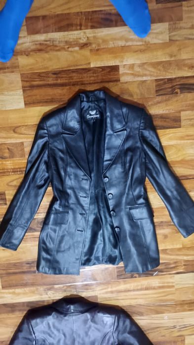 Продам кожаные качественные пиджаки и куртки женские не дорого
