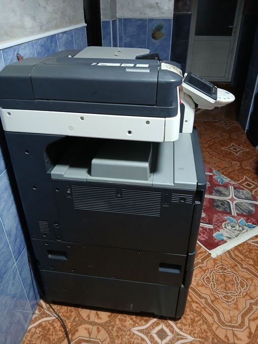 Vând xerox  bizhub c220