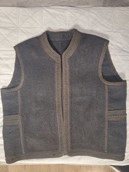 Продавам стар вълнен елек с гайтани