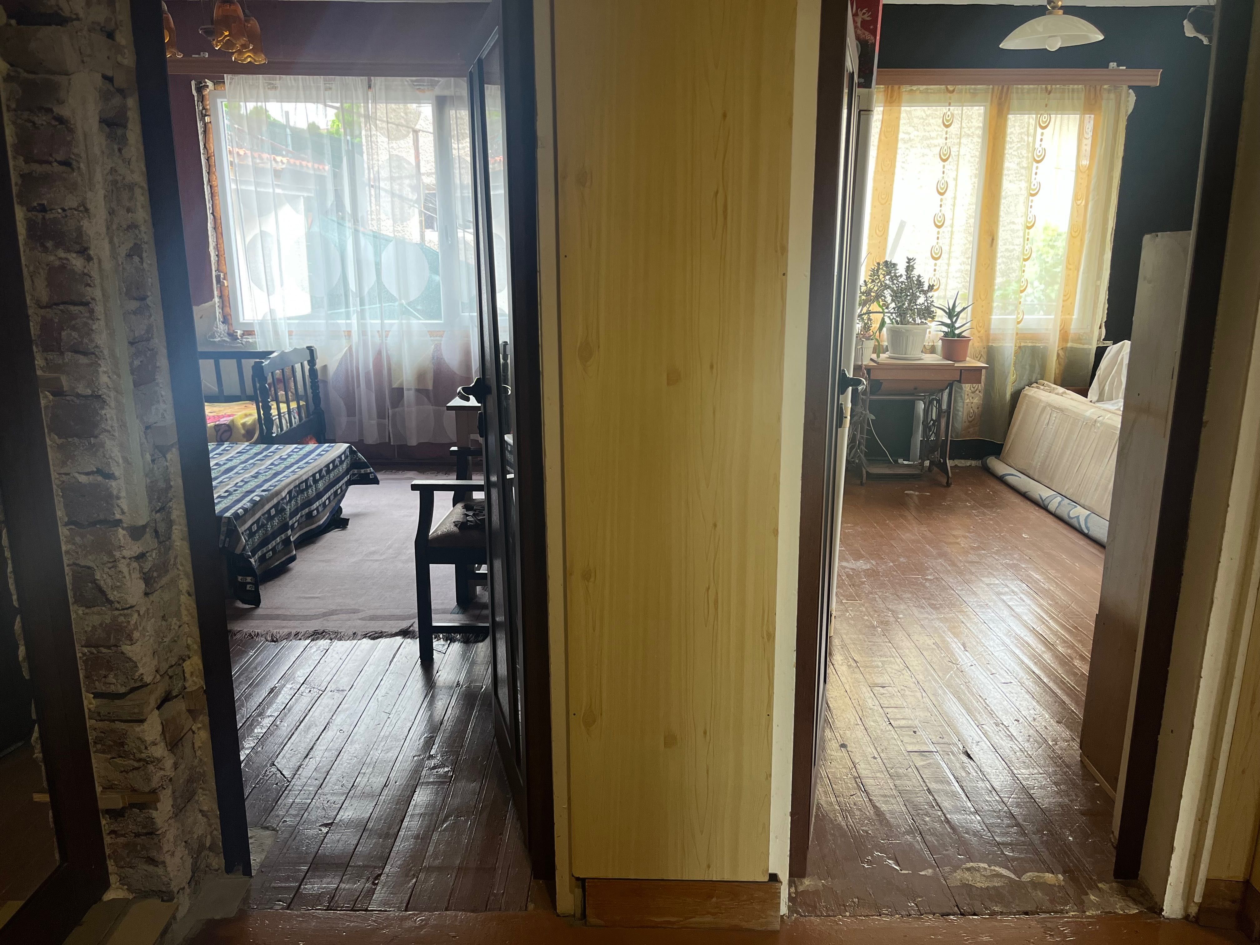 Продавам два етажа(80кв.м.) от три етажна къща с парцел от 226кв.м.