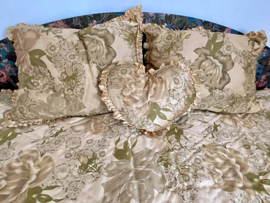 Винтидж бежово покривало за легло с воали и 3 декоративни възглавнички