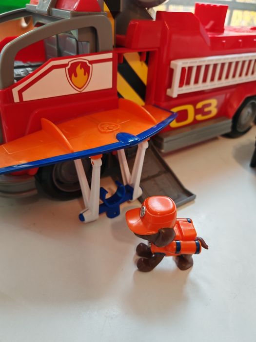 Пес патрул голям пожарникарски камион ѝ спасяване на котка