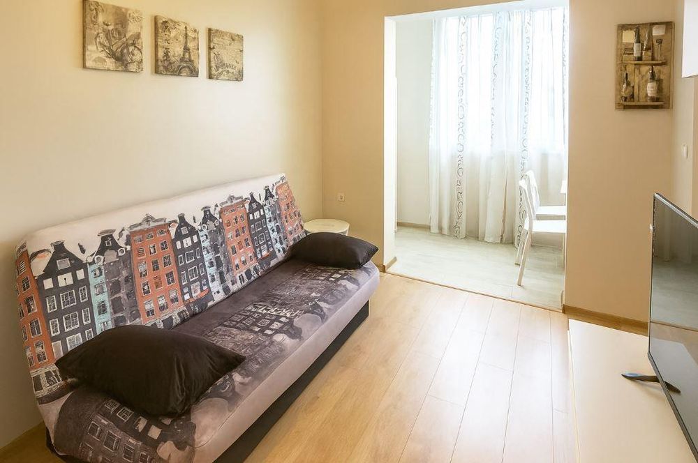 Дава се под наем Тристаен апартамент в Варна, Базар Левски - 80 кв.м за 663 € - Снимка #2