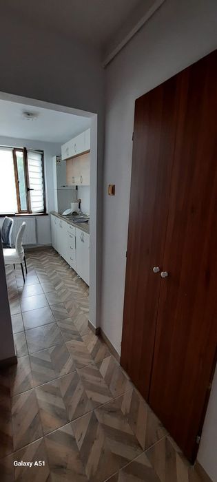 Închiriez apartament cu 2 camere
