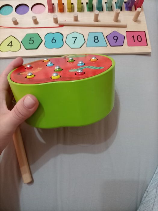 Дървени пъзели+дървена ябълка с магнитни червейчета