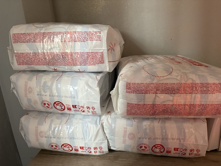 Vand 6 baxuri de pampers huggies marimea 5, 195 de bucati