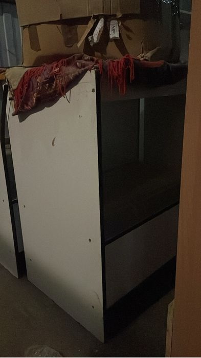 Продам полки и витрины для магазина