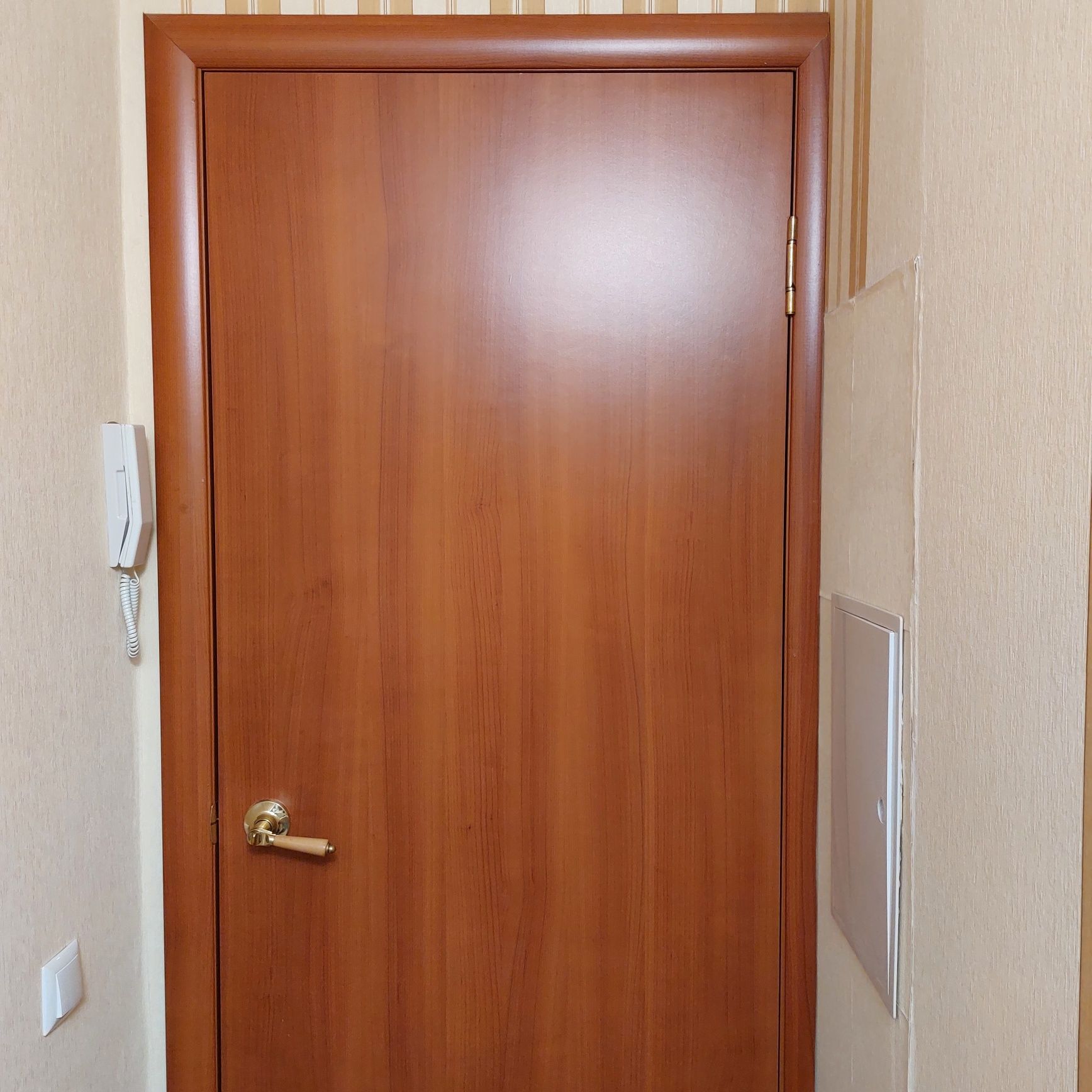 Продам входную металлическую дверь.