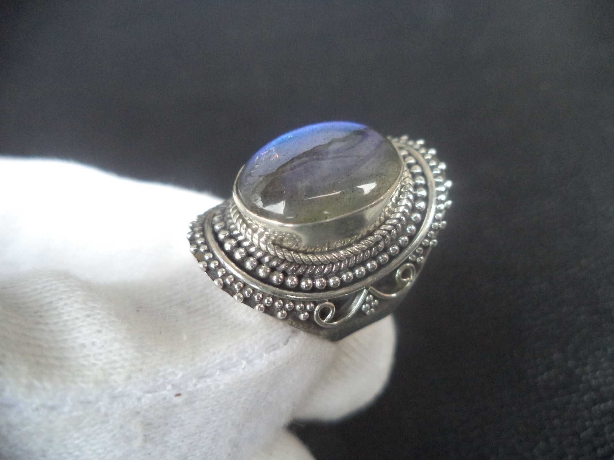 Старинни сребърни аристократични пръстени естествен лабрадор