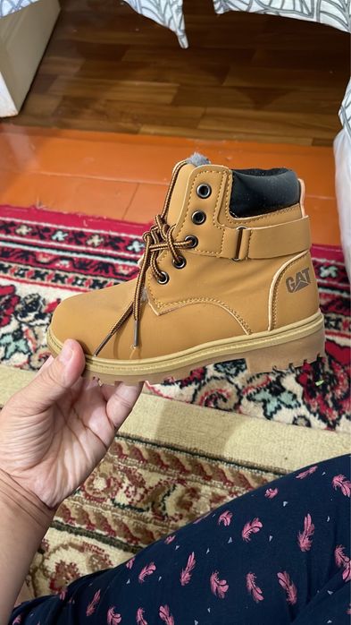 Продам новые ботинки для мальчика