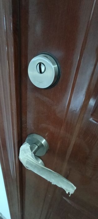 Vând ușă metalică