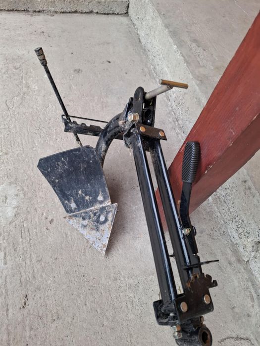 Vând momotocultor 18cp,cu plug+freza+remorcă