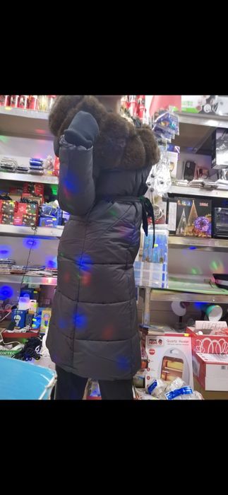 Geaca de iarna NOUA foarte lunga Neagra cu mănuși atașate fără degete