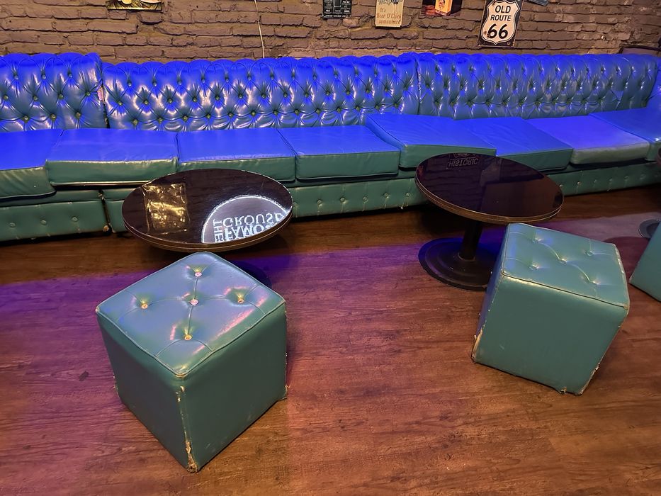 Canapele Chesterfield mese tabureti club cafenea restaurant