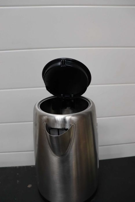 Преносима кана от неръждаема стомана Amazon Basics 1.7L, сребриста