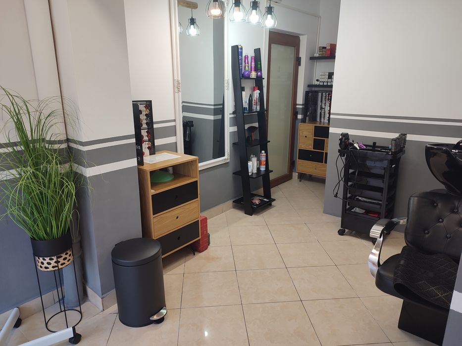 Închiriez scaun frizer part/time singur în salon