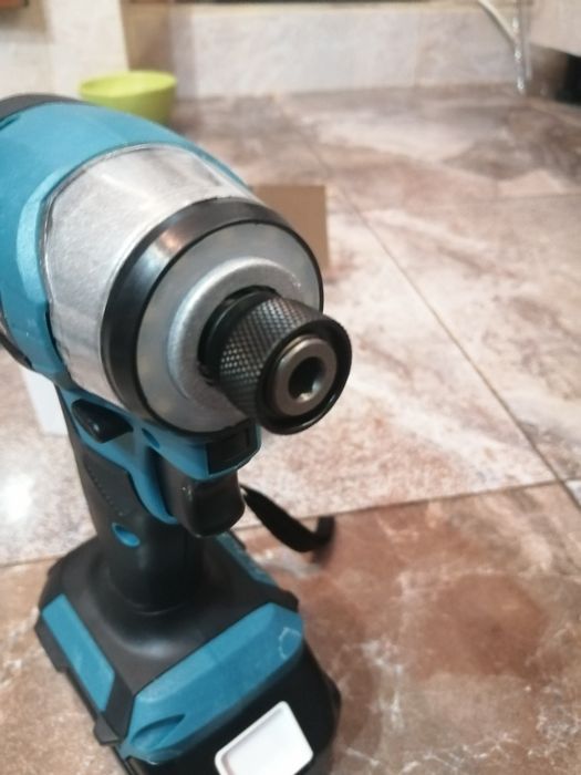 Impact Makita DTD 173 cu baterie de 6A