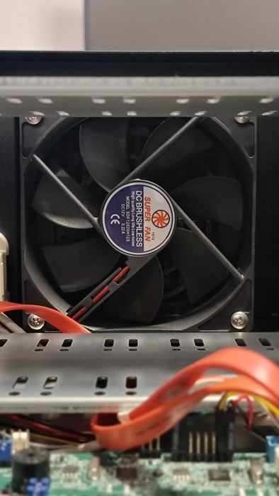 Server 4U Supermicro X10SAE – ECC, RAID, Windows 10 Pro, nefolosit