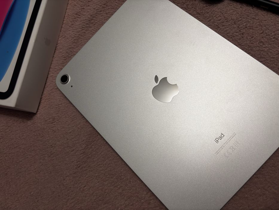 iPad 10.9 ( 2022) 64 GB Wi-fi. ( + toata accesoriile)