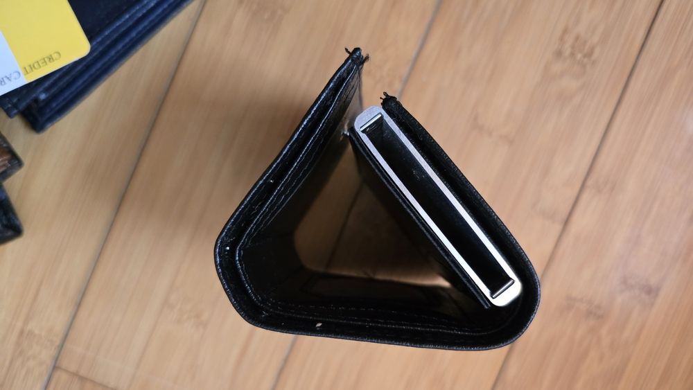 Portofel Tommy Hilfiger cu suport modern carduri