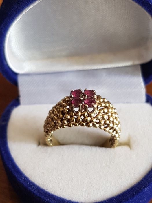 Златен пръстен с естествени рубини