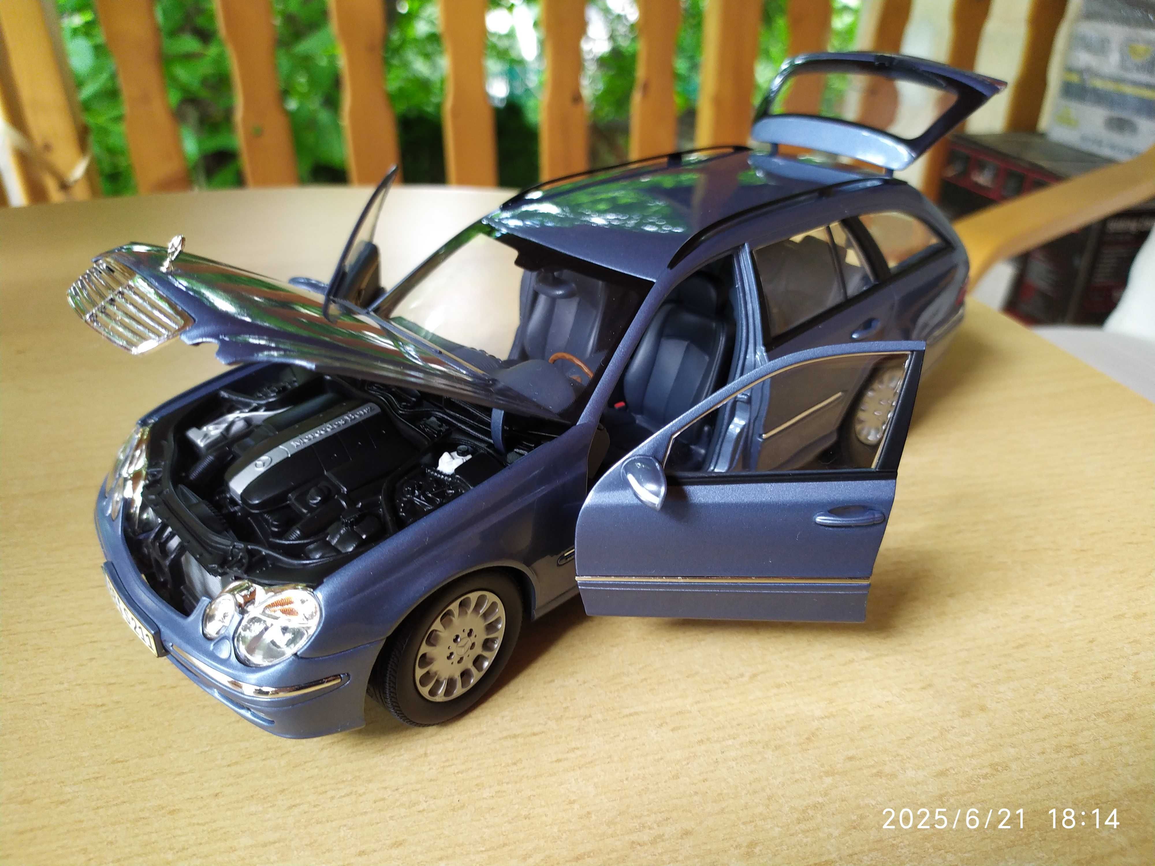 Метален модел на Mercedes Benz E Class Klasse T Modell S211  - Kyosho