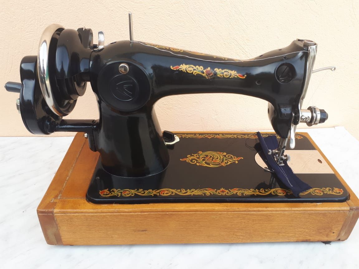 Ручная швейная машинка Подольск почти новый шьет работает отлично 100%