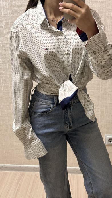 Джинсы и рубашка Tommy Hilfiger