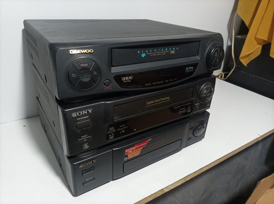 Видео магнитофон sotiladi