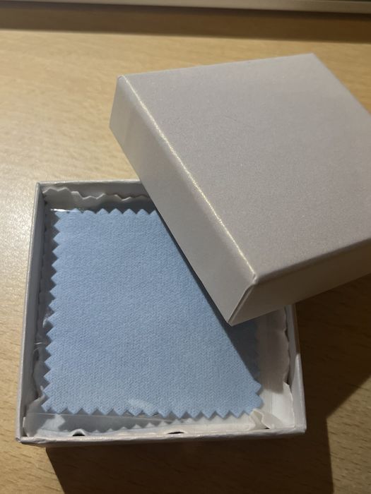 Сребърна гривна с камъчета