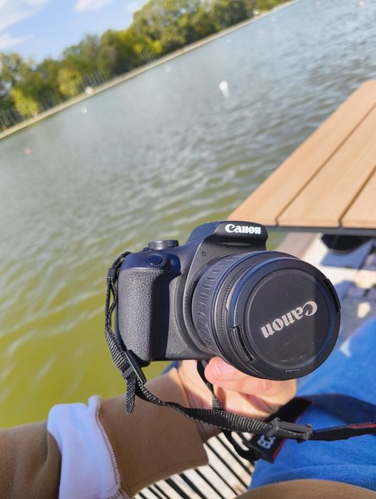 Цената е крайна ! Canon 2000D ,като нов на 7000 кадъра
