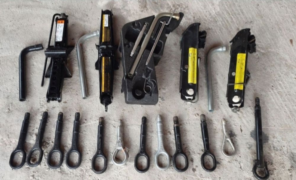 Cric ,cheie,carlig remorcare gama wag ,mercedes, audi,opel